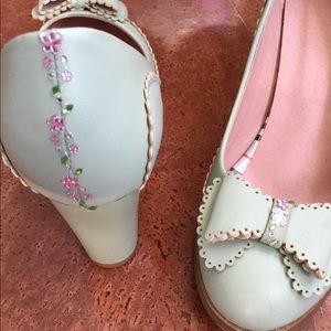 One of a kind Women’s mint green pumps sz 255/8.5